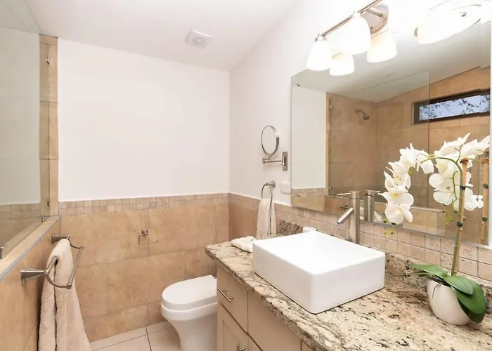 Modern With Covered Balcony, Full Kitchen, And Stunning Ocean Views Apartamento Playa Flamingo