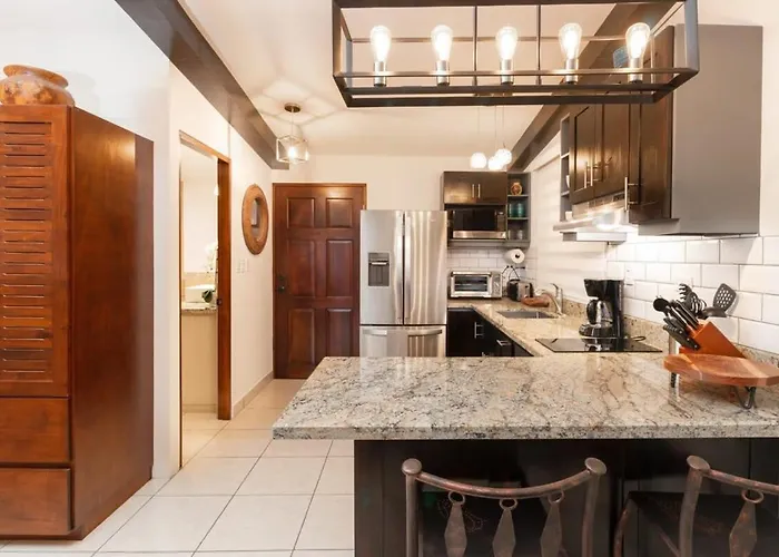 Modern With Covered Balcony, Full Kitchen, And Stunning Ocean Views Apartamento