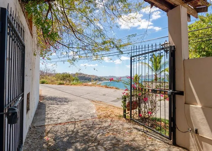 Modern With Covered Balcony, Full Kitchen, And Stunning Ocean Views Apartamento *