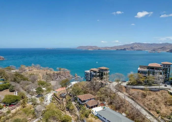 Modern With Covered Balcony, Full Kitchen, And Stunning Ocean Views Apartamento *