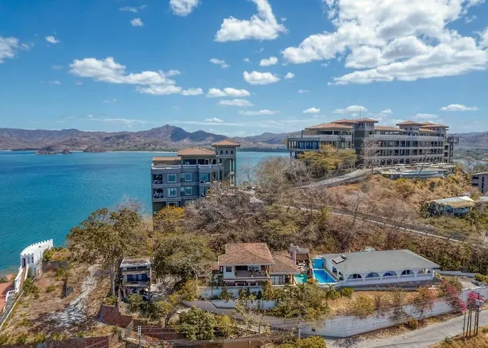 Modern With Covered Balcony, Full Kitchen, And Stunning Ocean Views Apartamento Playa Flamingo